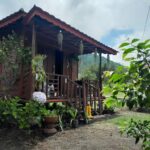 parkir luas dan area camping ground yang berhadapan langsung dengan gunung Ranti.