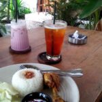 slow bar & slow kitchen. dengan menggunakan metode alat manual brew yang menyajikan menu kopi dan non kopi berkolaborasi dengan BUN PASTA AND KITCHEN mengusung konsep kedai pasta rumahan. Dengan konsep natural tropical garden.