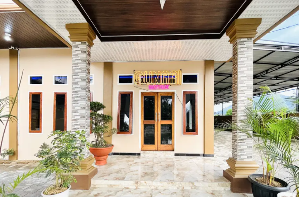 RedDoorz @ Gunari Guest House Merek Karo