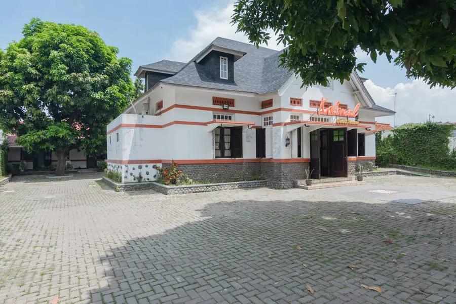 Wi-Fi & a lobby lounge.