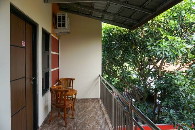 RedDoorz near Stasiun Kroya