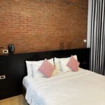 Streamlined quarters in a laid-back hotel offering complimentary drinks & breakfast.