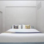 Functional rooms with flat-screen TVs in a modest budget hotel featuring a lobby lounge.