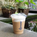 atau bersantai di sofa nyaman di dalam rumah.