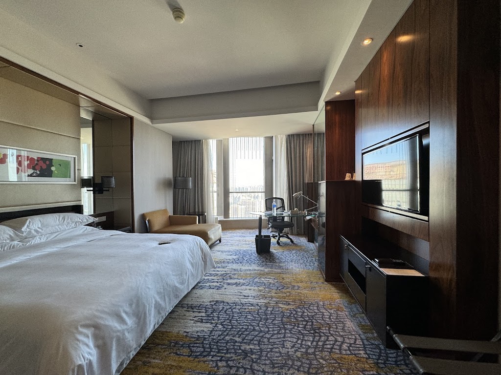 Polished rooms & suites in a contemporary hotel offering a spa