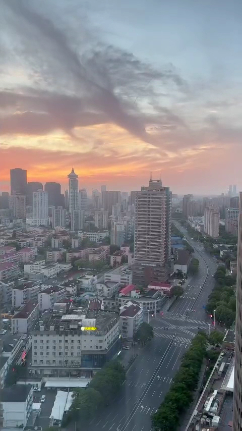 a pool & 2 restaurants.