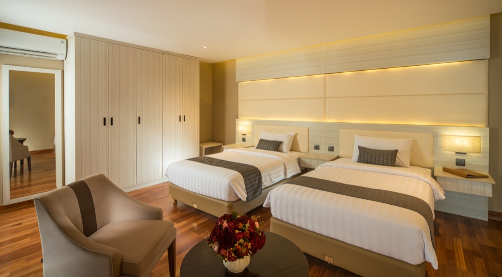 2 bars & 2 outdoor pools.