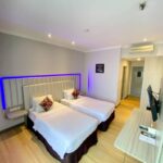 Understated quarters with minibars in an informal hotel featuring a coffee shop.