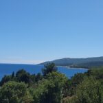 Low-key rooms in a relaxed hotel with an outdoor pool & entertainment