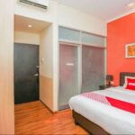 Straightforward rooms with flat screen TVs in a low-key budget hotel offering a lobby lounge.
