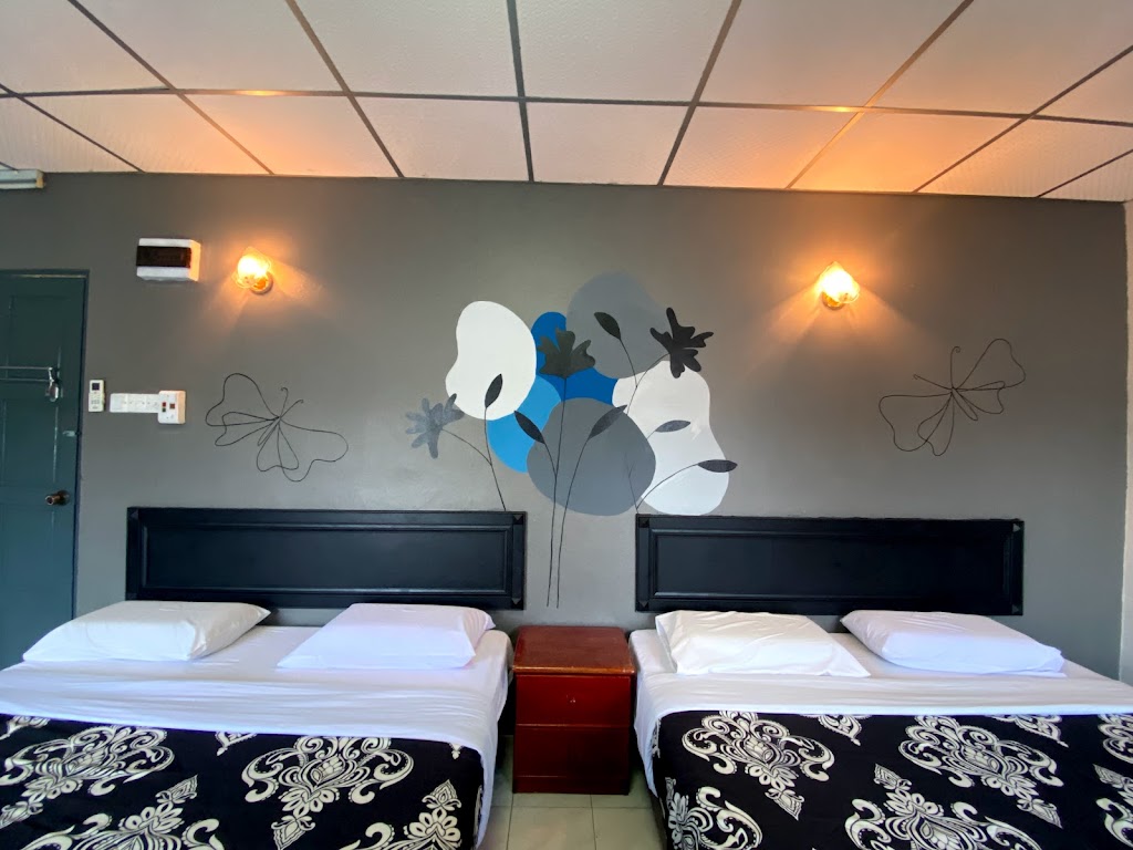 offers comfortable accommodation with various facilities that will fulfill all your needs during your vacation. This resort is walking distance to the beach. This resort also have a large swimming pool and also have many port that are suitable for photoshoot. This resort is only 20 minutes drive from the Ferry Terminal and 10 minutes from the airport. It is one of the most attractive and popular resort in Pangkor Island. Various types of accommodation is available