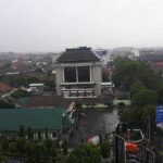 a piano lounge & a rooftop pool.