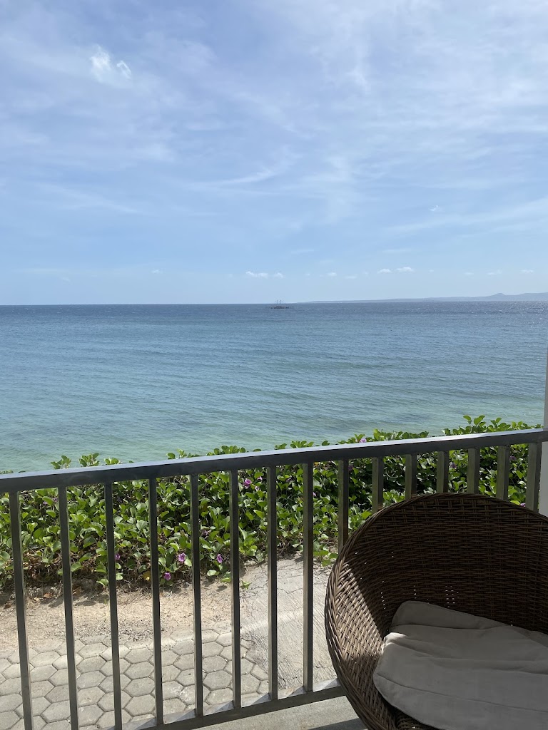 Modern quarters in a polished hotel featuring a bistro with bay views