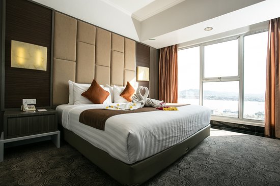 live entertainment & river views.