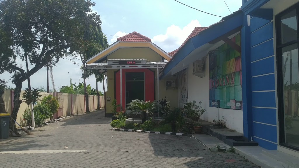 colorful hotel providing parking & Wi-Fi