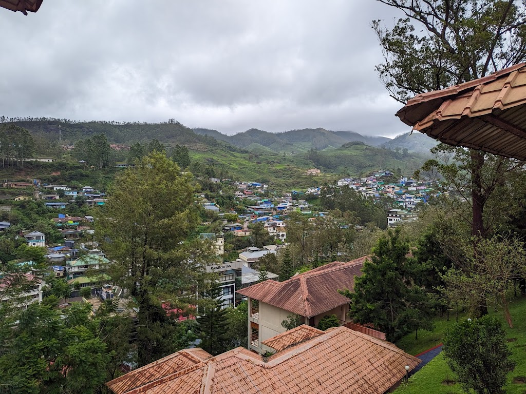 Posh retreat offering elegant rooms & suites with casual decor