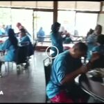selain menyajikan minuman kopi legendaris Pasuruan juga menyajikan menu andalannya yaitu Tongseng Kambing dan beberapa pilihan Nasi Goreng.