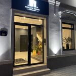 kao i obezbeđen parking i recepciju. Nalazi se u starom delu Petrovaradina