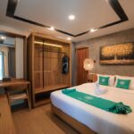 Ubu Villa Alston adalah villa dengan dua kamar tidur yang menyuguhkan pemandangan sawah di halaman belakang; ideal untuk liburan keluarga kecil. Desain yang compact membuat suasana semakin akrab