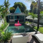Ubu Villa Prambanan merupakan villa estetik bertemakan tropical classic terletak di barat Candi Prambanan. Villa ini sangat cocok untuk staycation bersama keluarga dan juga sahabat. Villa di Jogja untuk 6 orang ini memiliki 3 kamar tidur dengan pemandangan Candi Sewu