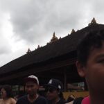 diapit batu hitam dan merah. Diyakini sebagai sumber utama air dan kesburan Danau Beratan. Pelinggih Meru Tumpang Solas menghadap ke arah selatan. Pelinggih Meru Tumpang Telu memiliki empat pintu yang menghadap empat arah mata angin.
