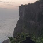 Obyek wisata yg WAJIB dikunjungi di Bali. Pertunjukkan Tari Kecak yg spektakuler dengan keindahan sunset dan panorama iconic pura diatas tebing menghadap samudera Hindia.