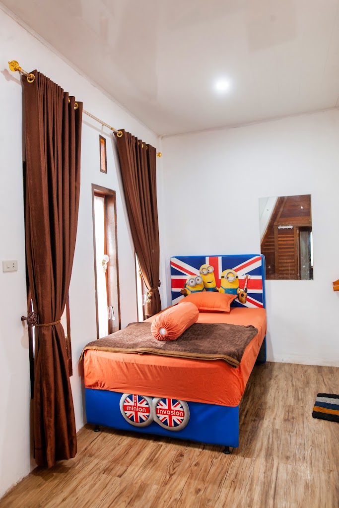 memiliki 4 Villa yang berdampingan. Lapangan parkir luas. Memiliki sumur air bor pribadi. Genset standar 24 jam. Tersedia 2 gajebo yang luas