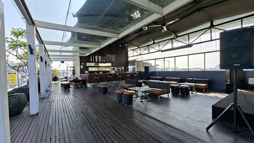 Bright rooms in a hip