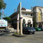 a popular night-time meeting place with street-food stalls.