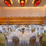 Relaxed quarters in a striking hotel with a glass skywalk