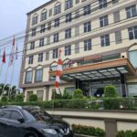 Warm rooms & suites in a polished hotel offering a 24-hour cafe & event space for up to 800 guests.