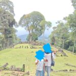 Situs Megalit Gunung Padang adalah sebuah situs yang berupa bangunan punden berundak terdiri dari 5 lantai/teras yang usianya ribuan tahun berada di daerah Kabupaten Cianjur Jawa Barat