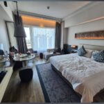 Elegant rooms & suites in an upscale hotel with 5 restaurants