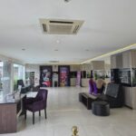 Airy rooms & suites in a contemporary hotel with a lounge