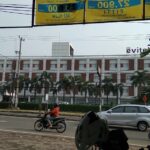a casual restaurant & an outdoor pool.