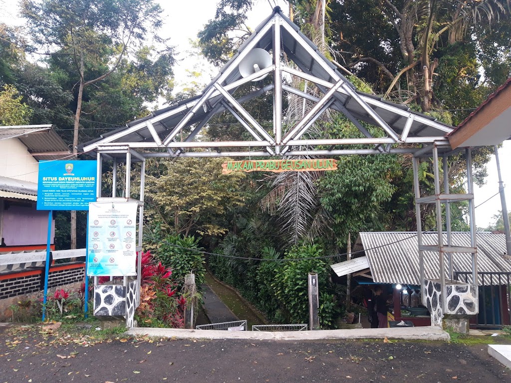 Wisata Ziarah Dayeuh luhur