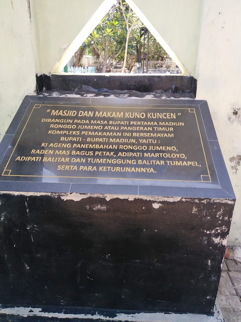 makam kuno Kuncen madiun